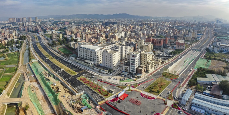 两条交通主干道正式通车，左边为白云五线（机场高速-106国道），右边为空港大道（106国道-白云五线）。石建华 摄.jpg