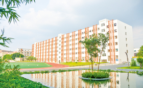 白云实验学校已经建好的教学楼，校园环境优美。