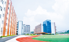 白云实验学校将实施小学、初中、高中12年一贯制教育。图为该校已经建好的体育场。区教育局供图