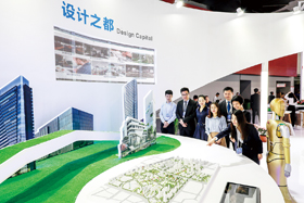 参展人员在白云展厅了解我区城市面貌、产业发展等方面的情况。石建华 摄