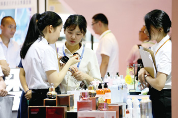 化妆品从业人员在“白云美湾”展会专区咨询。