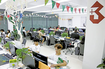 位于大源村的TOP电商创意园内，一家电商企业的员工正在处理订单。