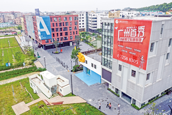 人和镇凤和村改造成为空港文旅小镇，喜迎八方游客。石建华 摄