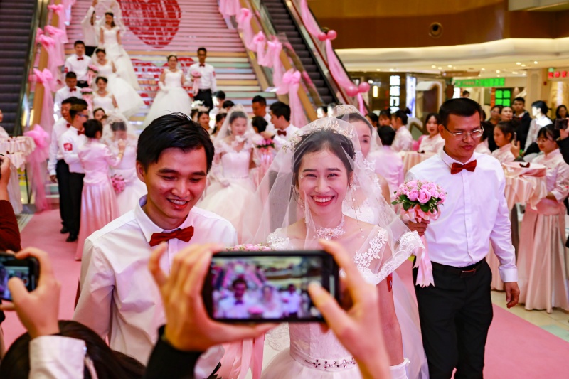 30对夫妻走下幸福阶梯，在众人面前集体亮相。石建华 摄.JPG