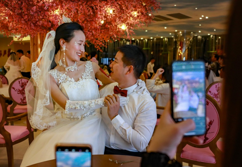 新婚夫妻在集体仪式前甜蜜对视。石建华 摄.JPG
