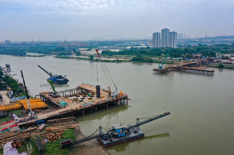 黄金围大道（鸦岗大道-北太路）加紧施工中，图为正在建设的流溪河特大桥。.JPG