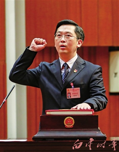 蔡鹏浩进行了宪法宣誓。.jpg