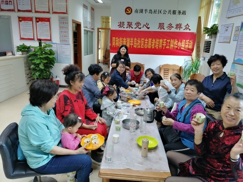 南湖半岛社区开展志愿者培育手工制作小组活动照片  (1)_001.jpg