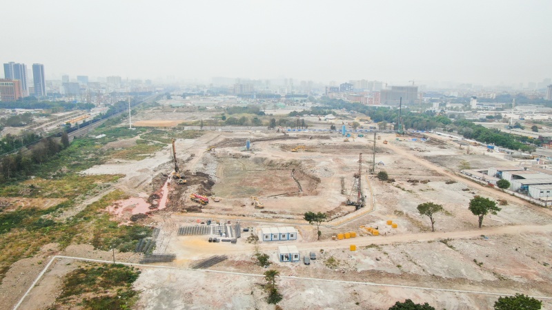 在小坪村改造首期安置房地块的施工现场，正在进行地质勘探、支护桩的工程施工等。杨凯 摄.jpg