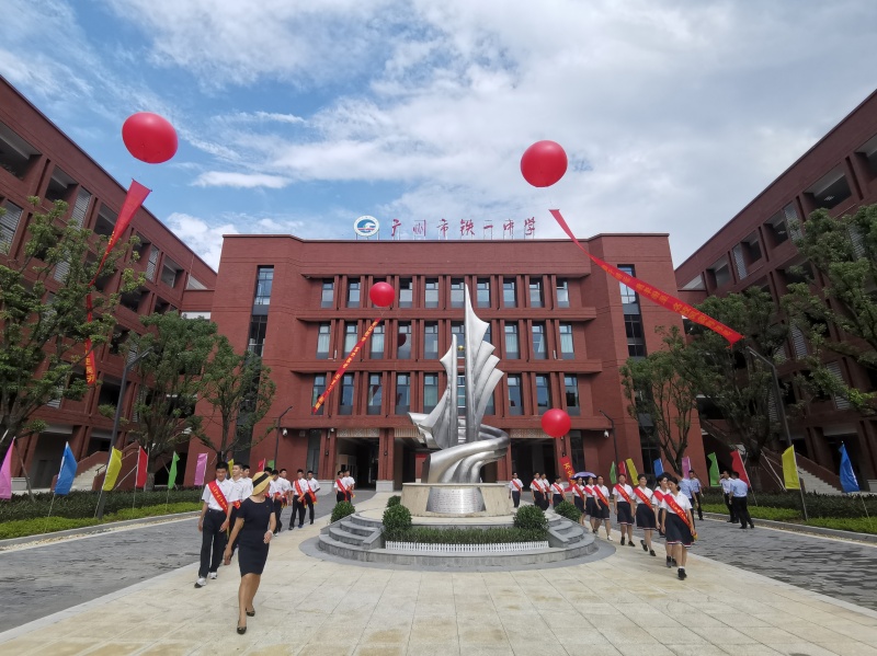 广铁一中白云校区初中部迎来首批初一新生。谭札烽 摄.jpg