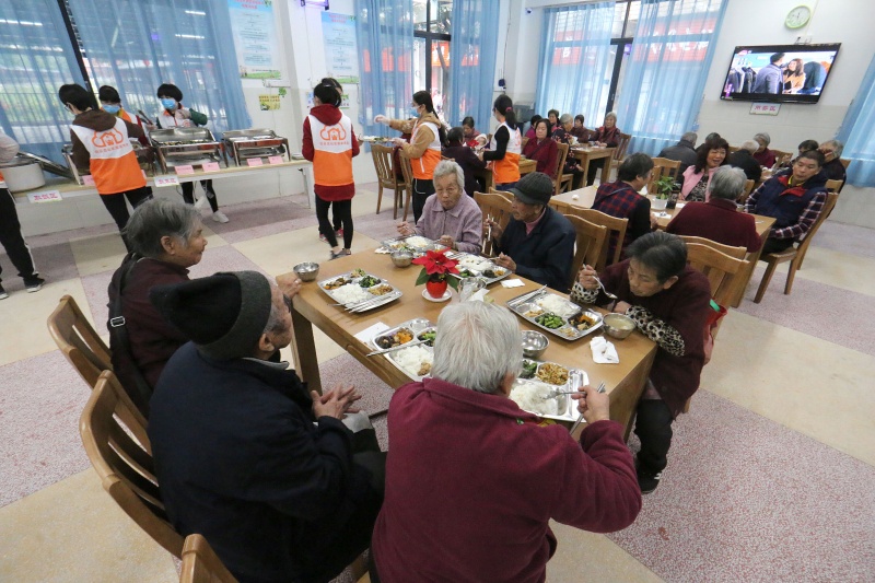 我区已实现长者配餐服务社区全覆盖，图为老人在长者饭堂用餐。（资料图片）.JPG