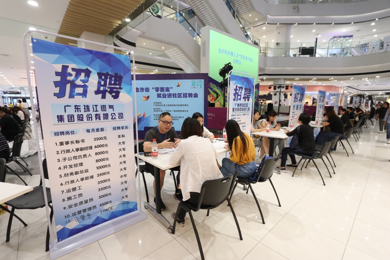 去年，我区共举办“零距离”就业招聘会38场。图为招聘会上，企业人员与应聘人员在交流。杨凯 摄.JPG