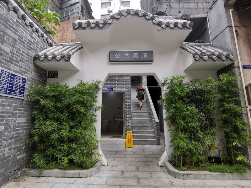 我区新建和改造各类公厕500多座，图为三元里街红泥场公厕。谭札烽 摄.jpg