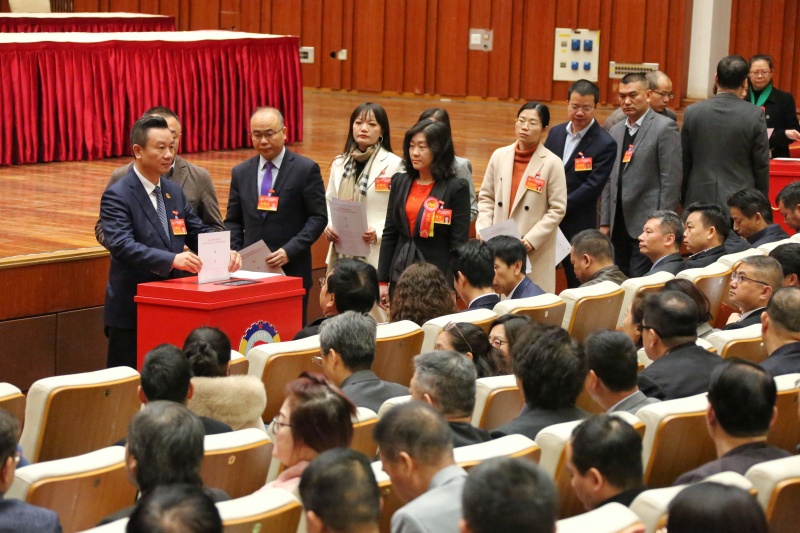 委员投票选举区政协十届委员会副主席、常务委员。谭札烽 摄.jpg