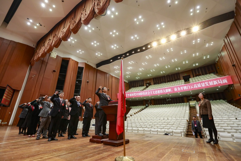 区十六届人大第六次会议新任人员进行了宪法宣誓。石建华 摄.JPG