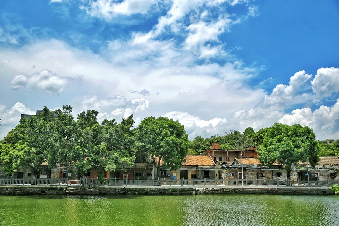 碧水蓝天，绿树成荫