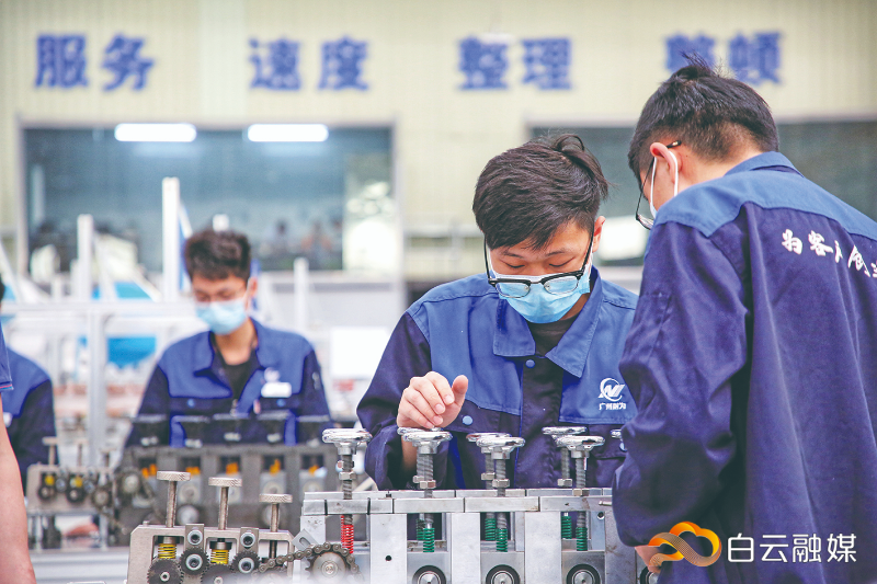 广州耐为机器人科技公司工人在调试设备