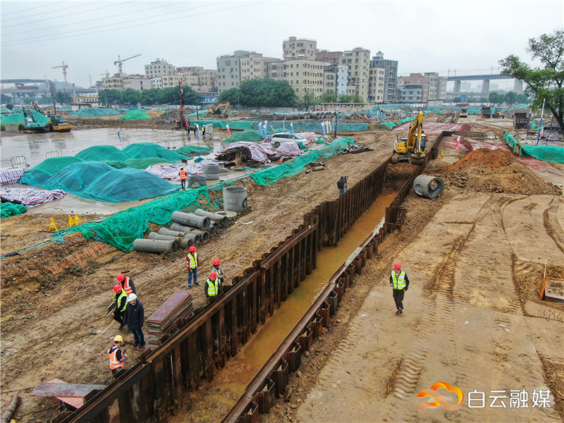 （小图2）位于白云湖数字科技城（黄金围片区）的基础设施项目施工现场。谭札烽 摄