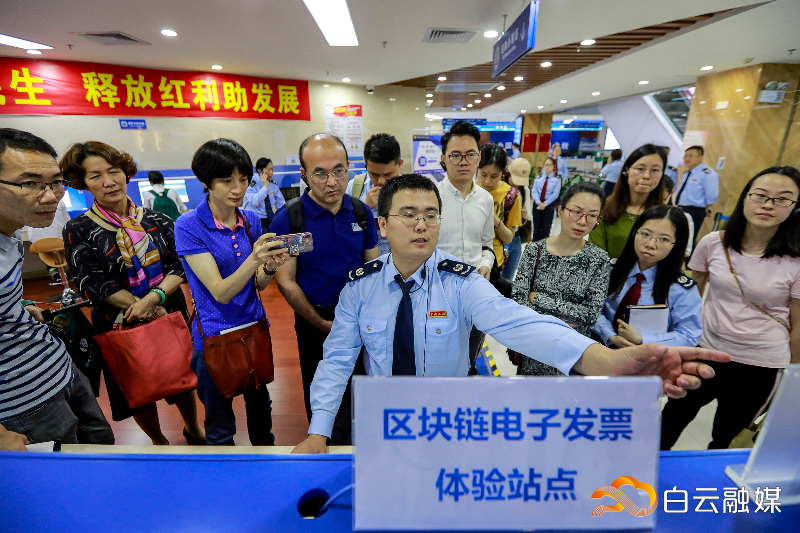 “十三五”以来，我区持续深化“放管服”改革，努力打造负担更轻、办税更快、服务更好的税收营商环境。图为税务部门工作人员向企业人员讲解区块链电子发票操作技巧。（资料图片）石建华 摄