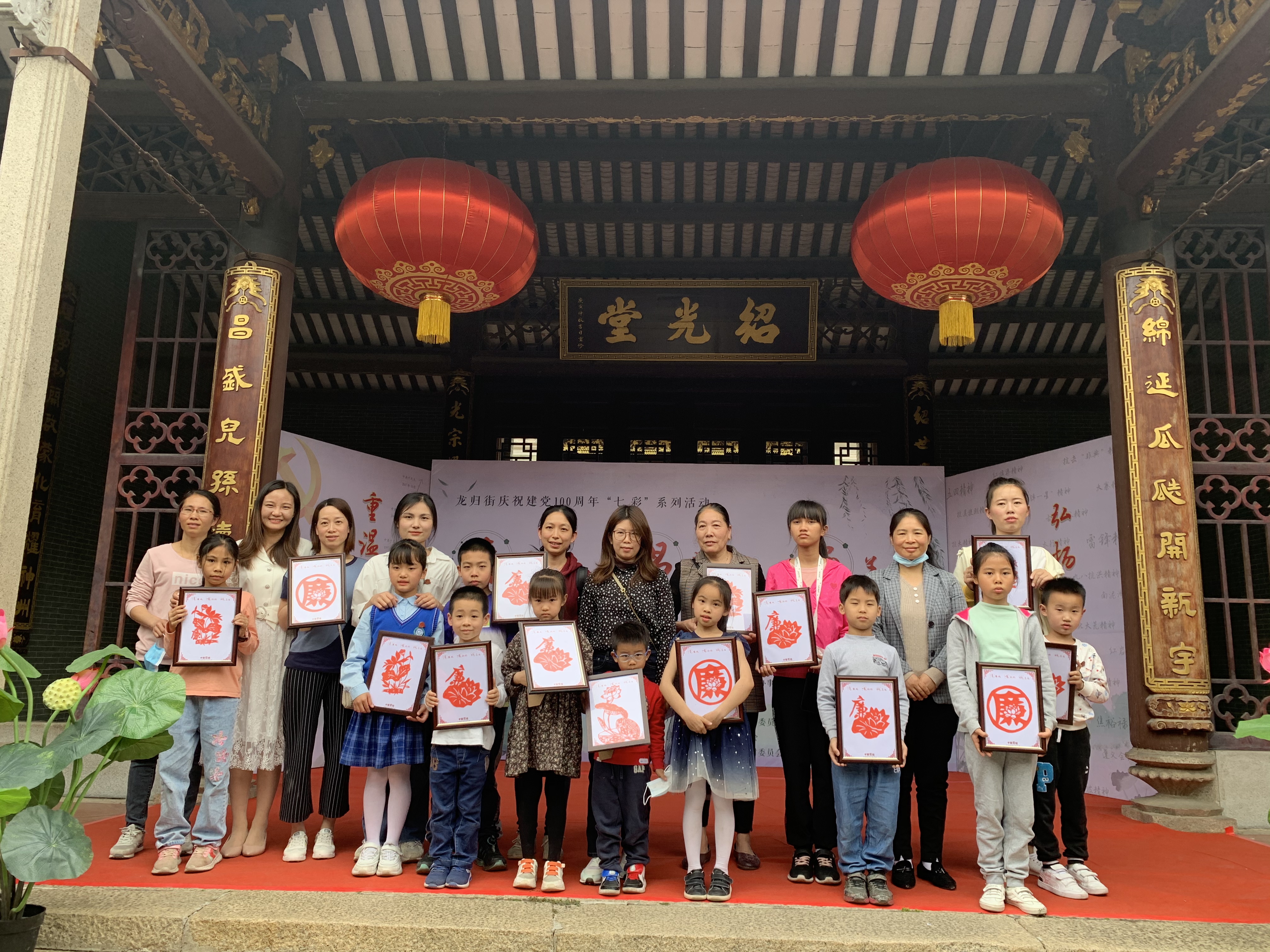 1图为白云区龙归街开展“家庭助廉“亲子剪纸活动（拍摄者：周泳然，联系方式：13533397268）.JPG