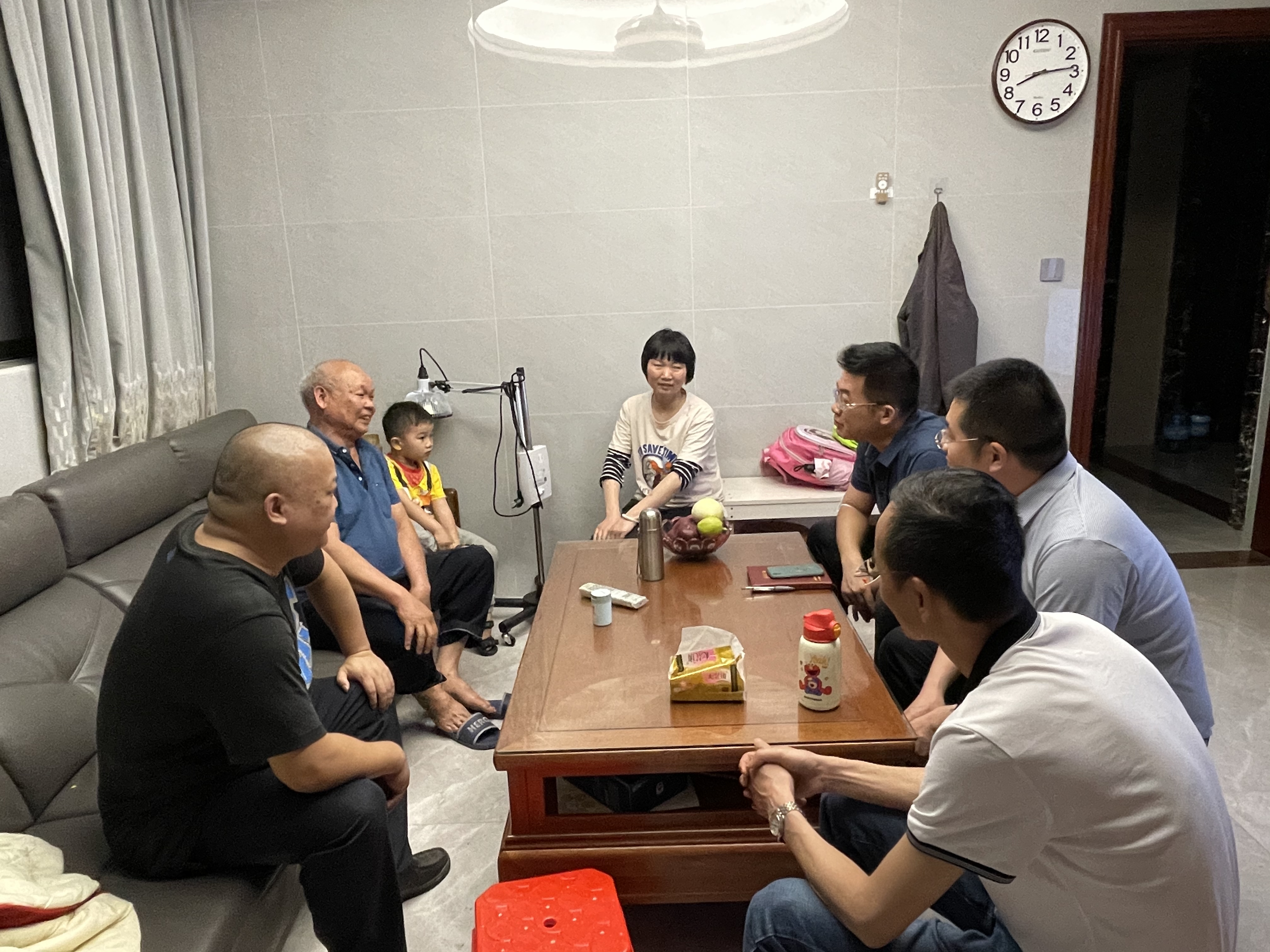 3图为太和镇纪委工作人员家访时与村干部及其家人交流谈心（拍摄者：王彩云，联系方式：1861304046）.jpg