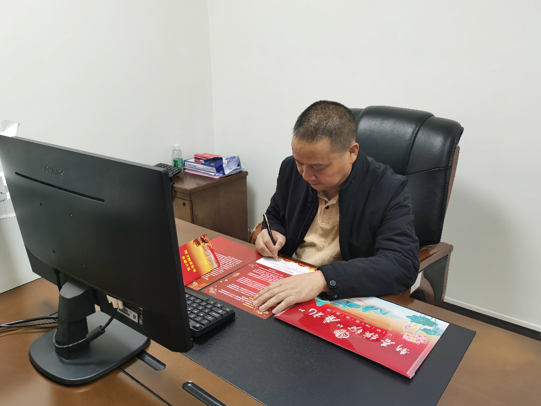 图片2：太和镇谢家庄村书记认真学习“过廉节”提醒函并在回执单签名.jpg