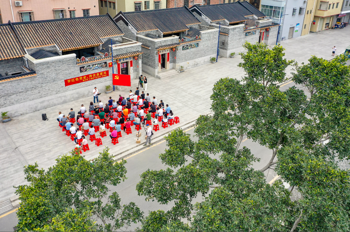 34.《听党说》石建华.png