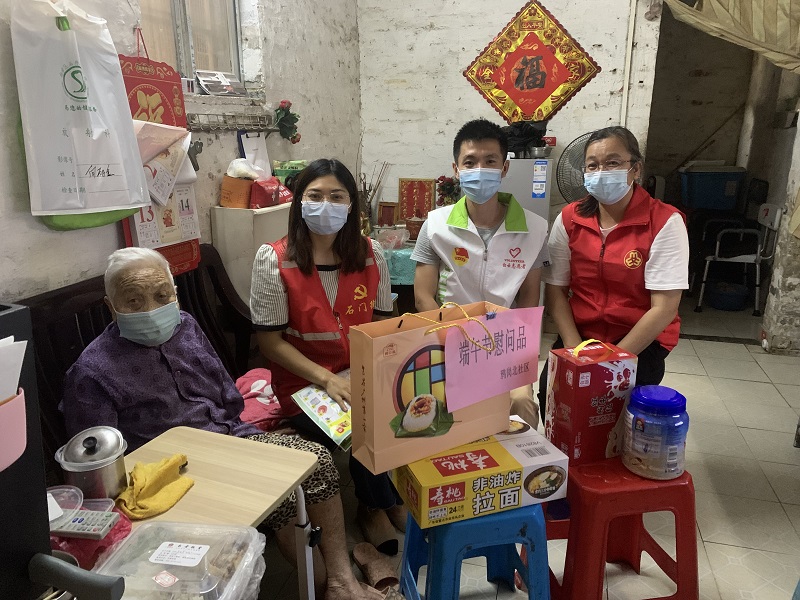 何丽金.jpg