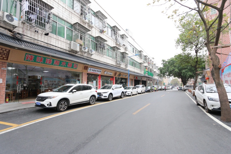 白山社区拓宽了道路，车辆有序停放。.JPG