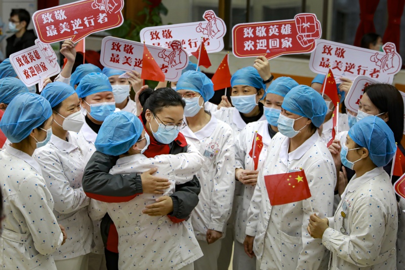 （大图）亲友同事热情欢迎白云医疗队平安归来。图中红衣者为丁妮丽。石建华 摄.JPG