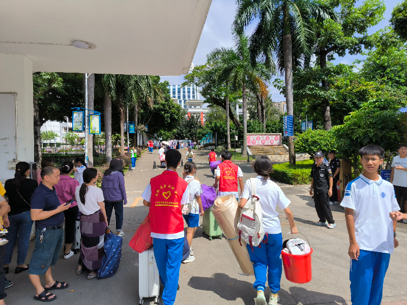 图2 广东外语外贸大学实验中学开学志愿者服务活动.jpg