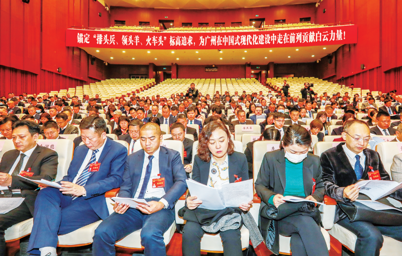 区十七届人大四次会议举行第二次全体会议