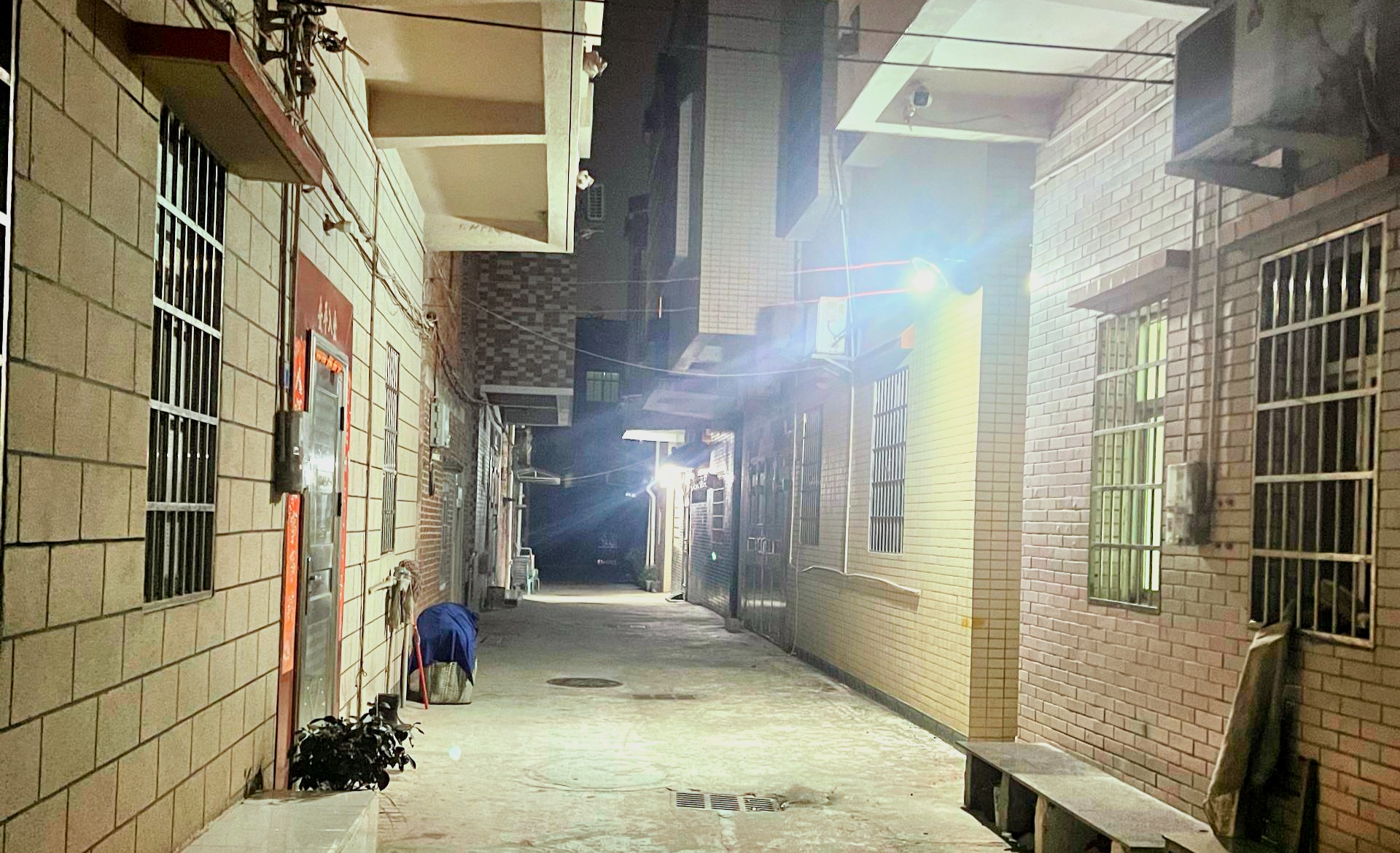 图为整改后灯光明亮的巷道.jpg